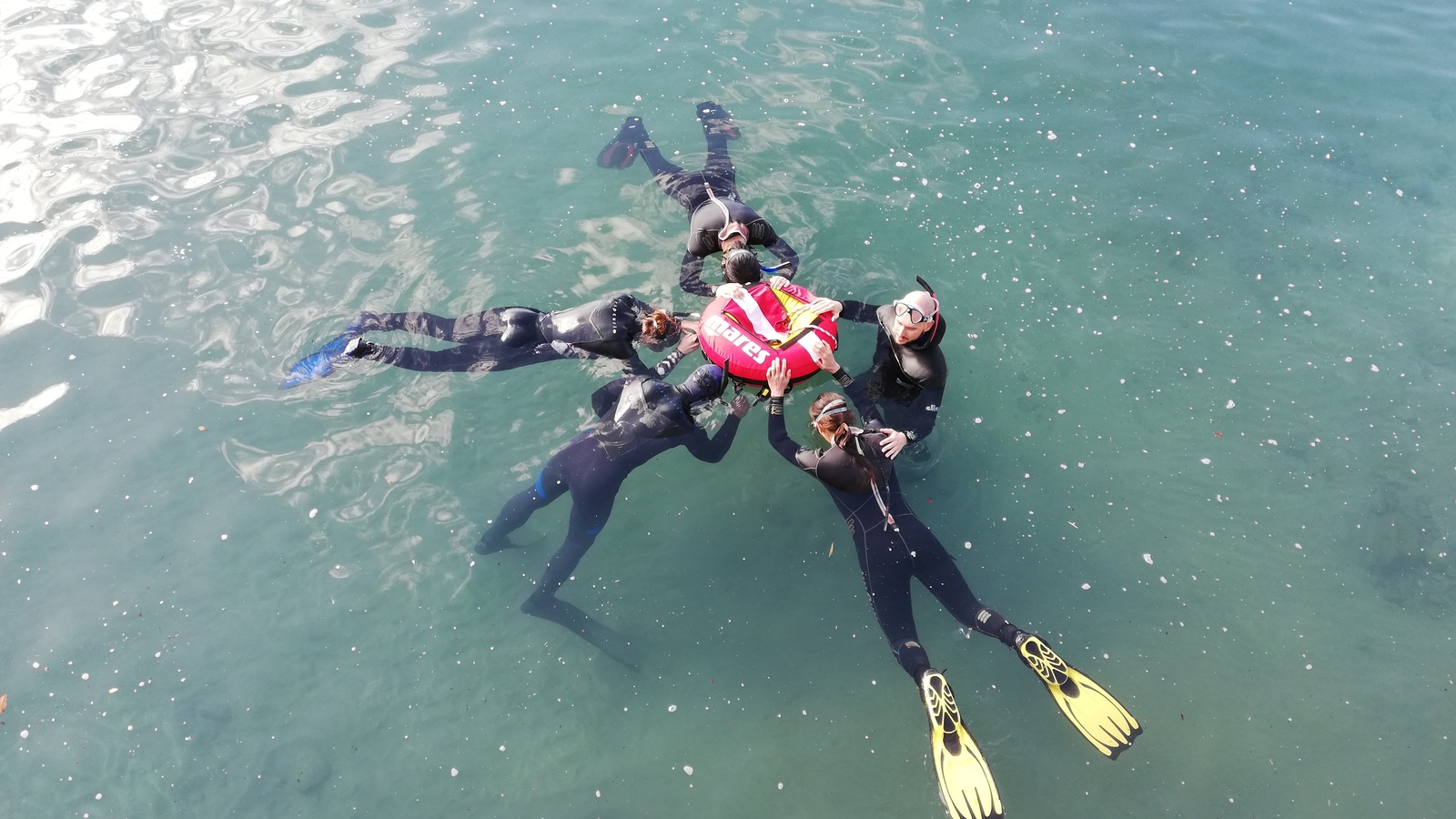 thibo giving freediving confined water static training